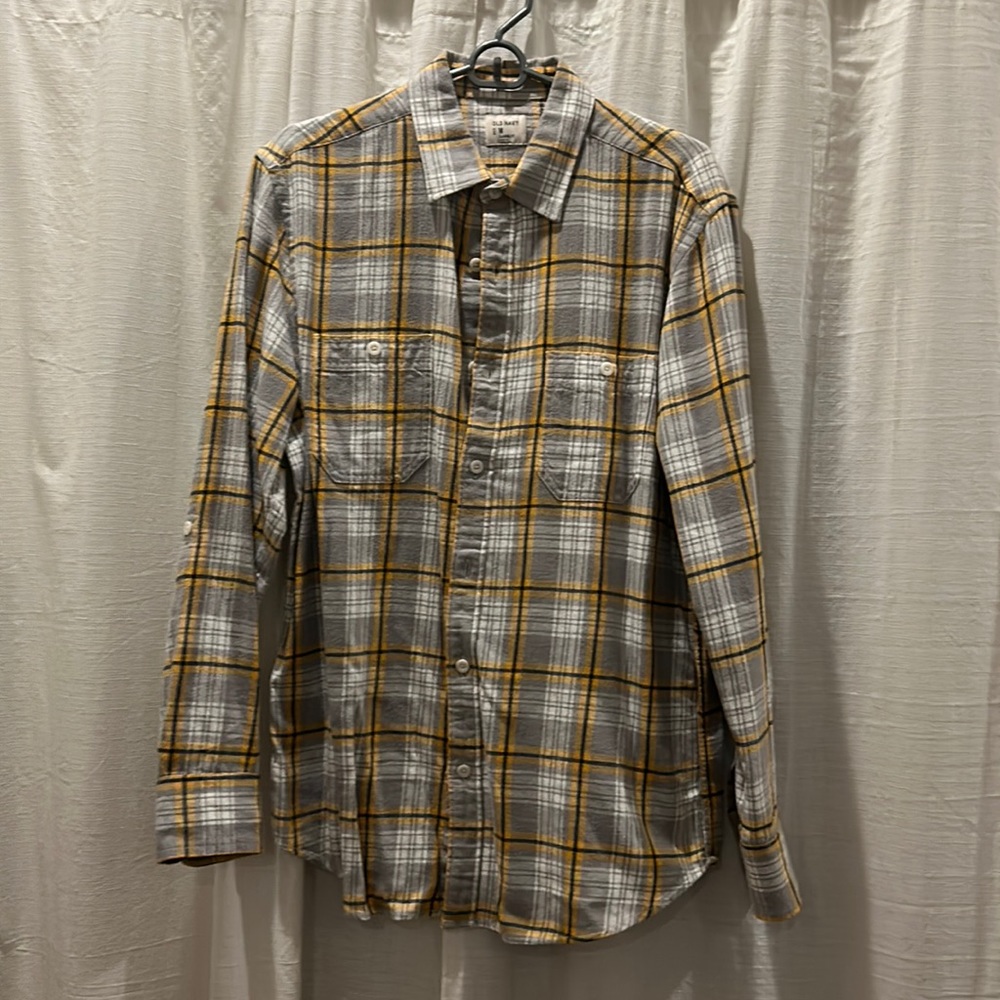 Old Navy flannel size Medium. Yellow, navy, gray, white plaid. Classic fit